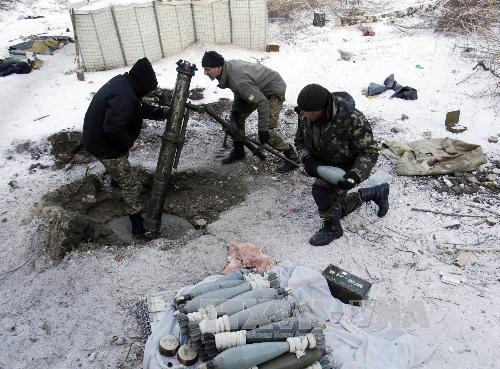 Binh sĩ Ukraine rút khỏi sân bay Donetsk ảnh 1